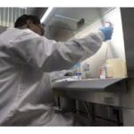 Η νέα του μύτη μεγαλώνει... στο χέρι του