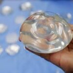 Τα εμφυτεύματα στήθους συνδέονται με καρκίνο του μαστού