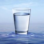 Γιατί πρέπει να πίνουμε νερό το πρωί με άδειο στομάχι 